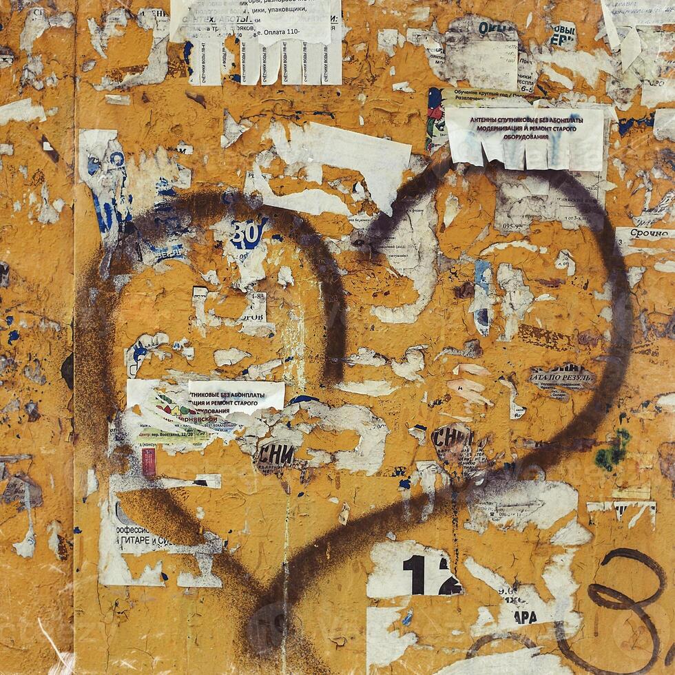 gemalt Herz Graffiti auf Bekanntmachung Tafel foto