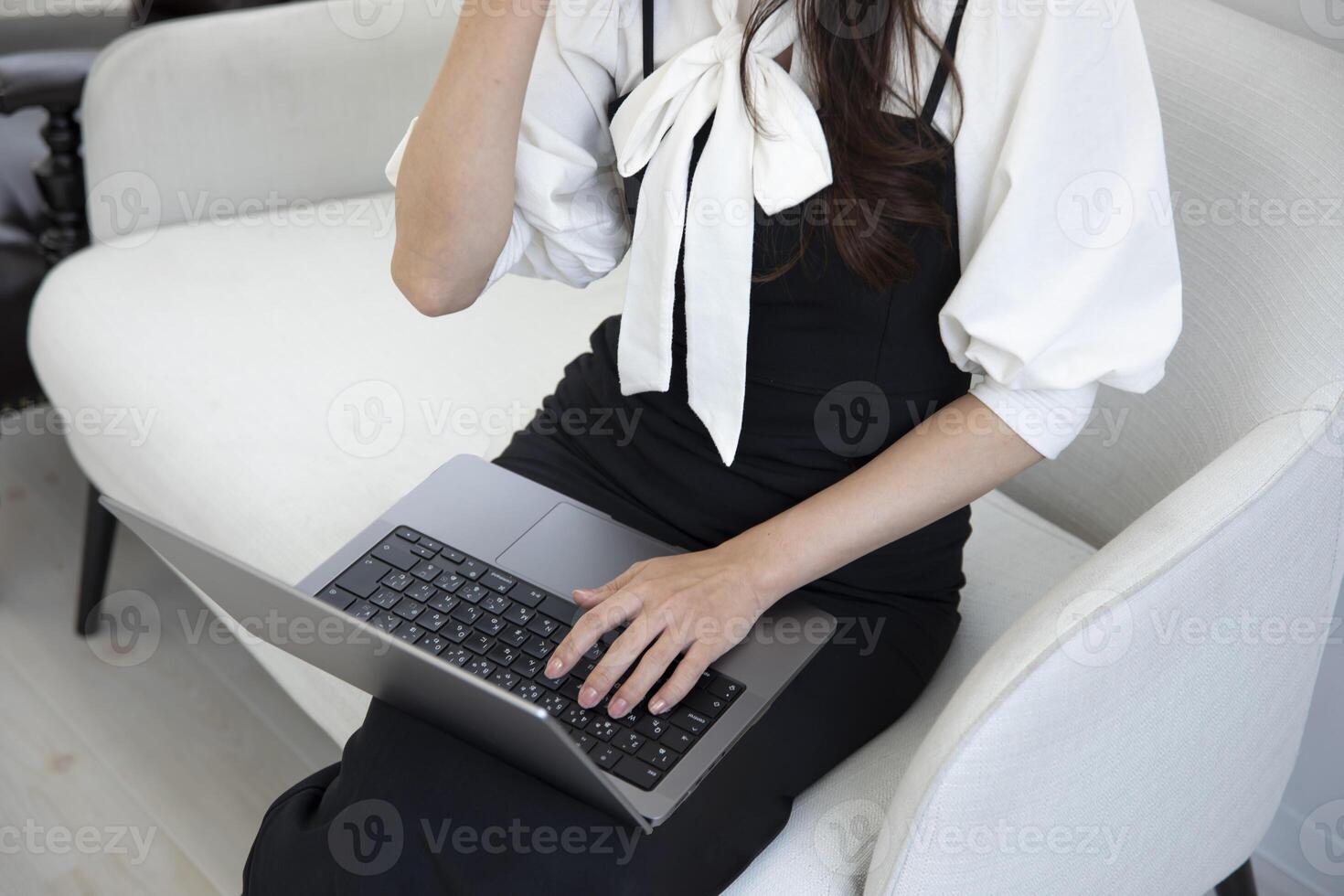 ein japanisch Frau Tippen Laptop durch Fernbedienung Arbeit im das Büro gesichtslos Komposition foto