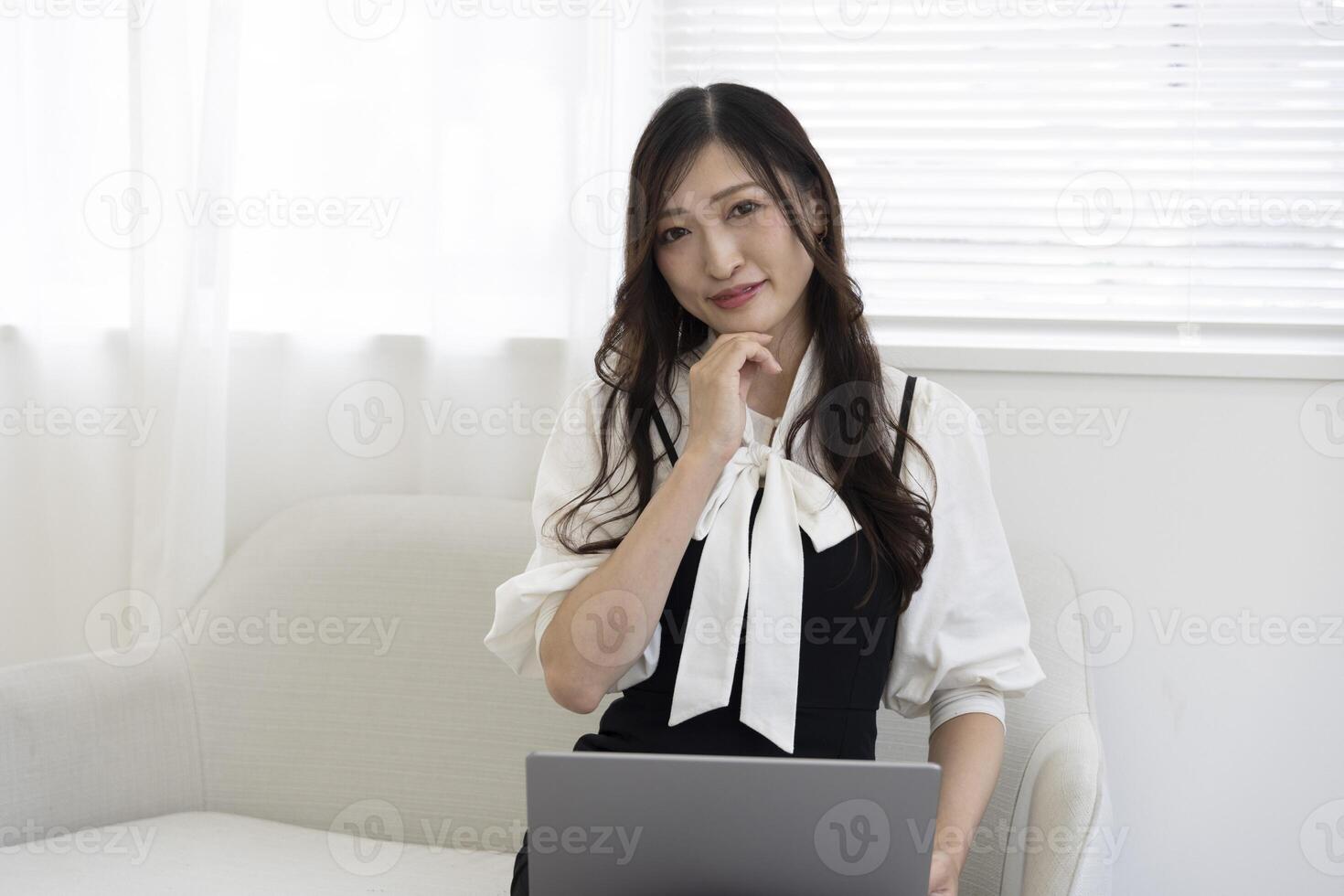 ein Arbeiten japanisch Frau durch Fernbedienung Arbeit im das Zuhause Büro Nahansicht foto