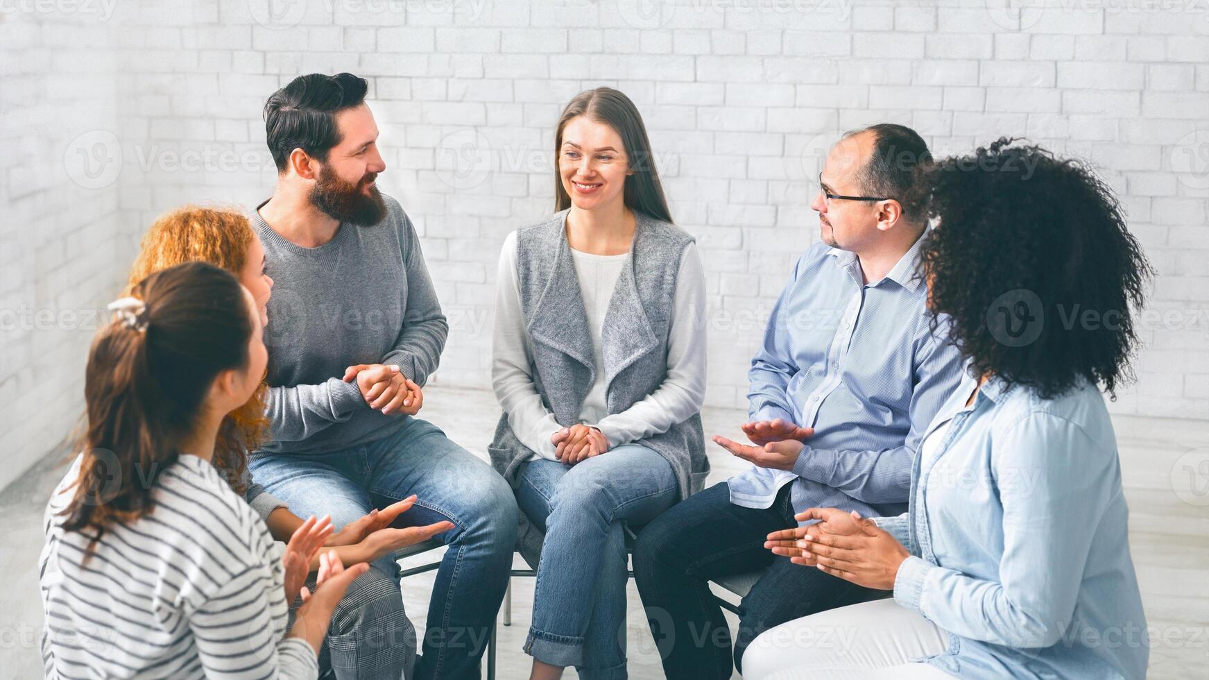 Gemeinschaft Mitglieder applaudieren zu Mentor beim Therapie Session im Reha foto