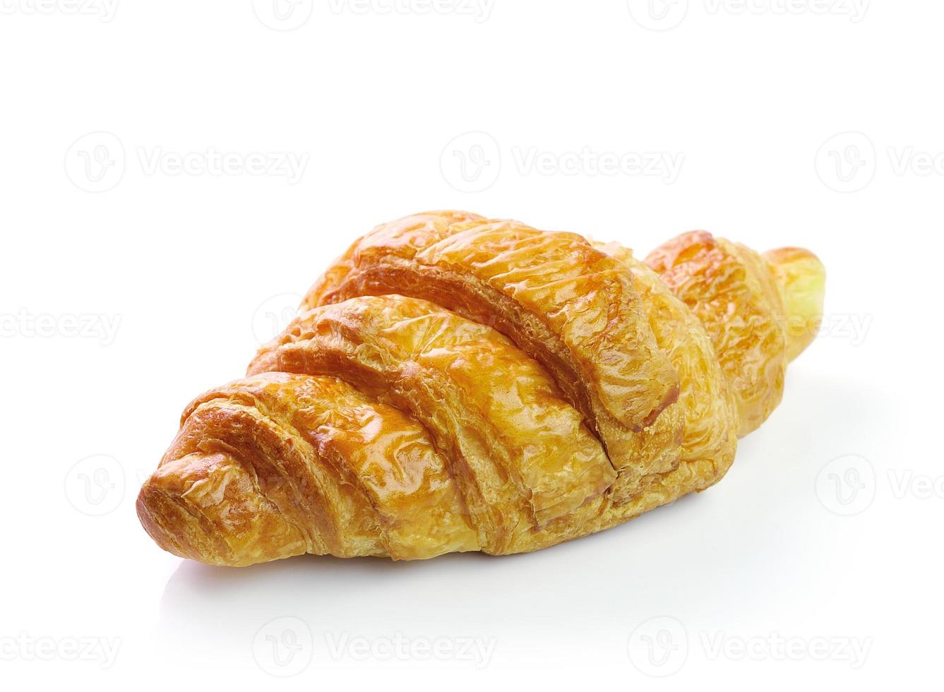 frisches und leckeres Croissant auf weißem Hintergrund foto