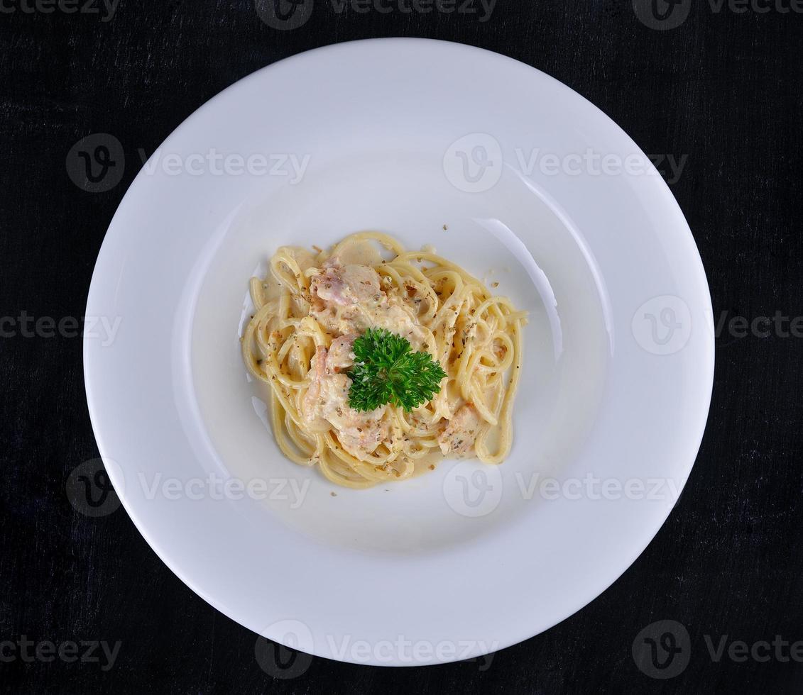 Spaghetti Carbonara auf weißem Teller foto