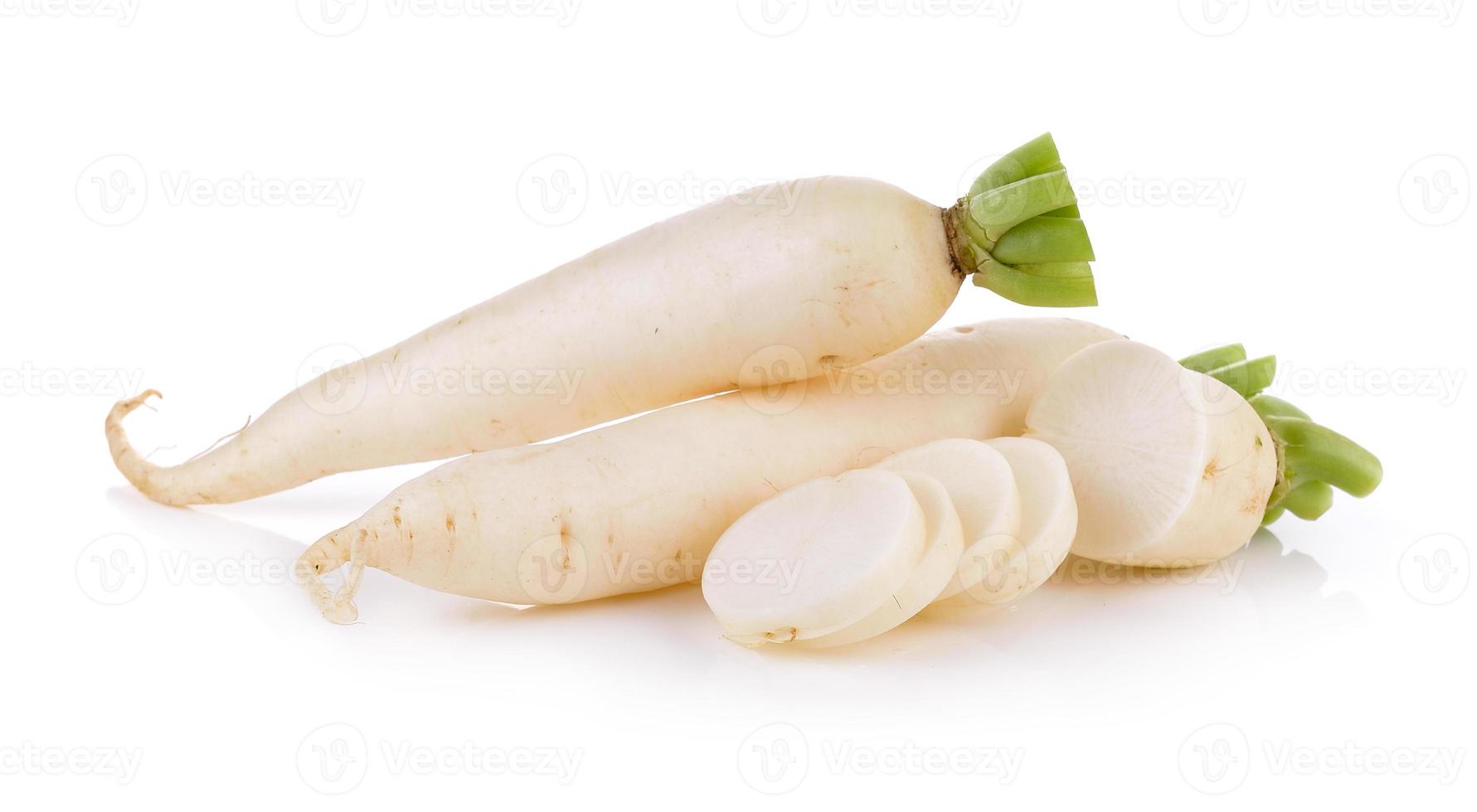 Daikon-Radieschen isoliert auf weißem Hintergrund foto