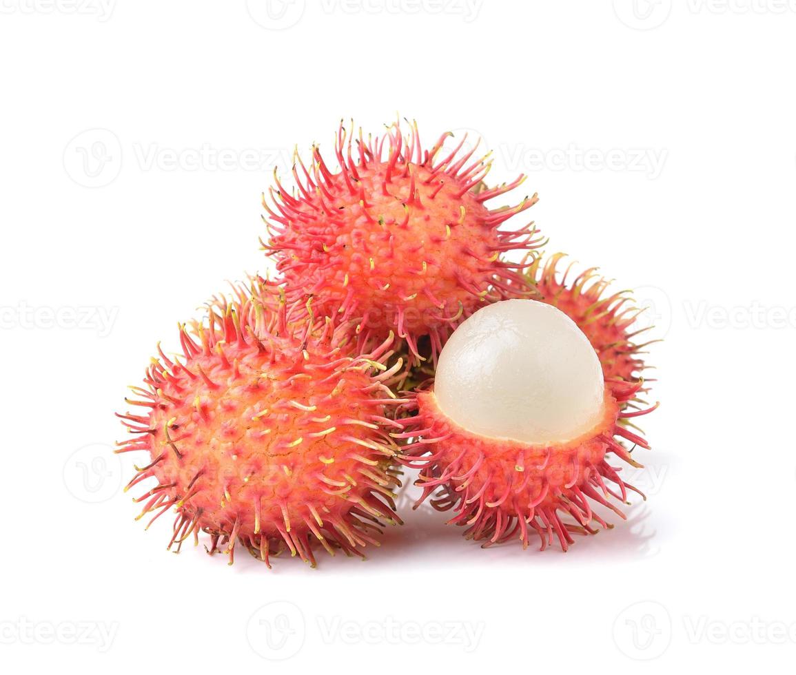 frisches Rambutan süße leckere Früchte isoliert auf weißem Hintergrund foto