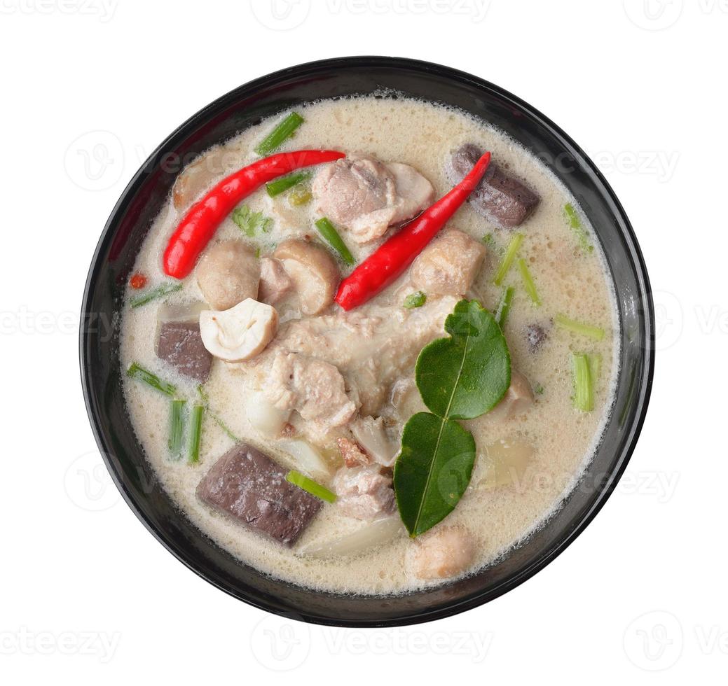 Thaifood würziges Hühnercurry in Kokosmilch foto