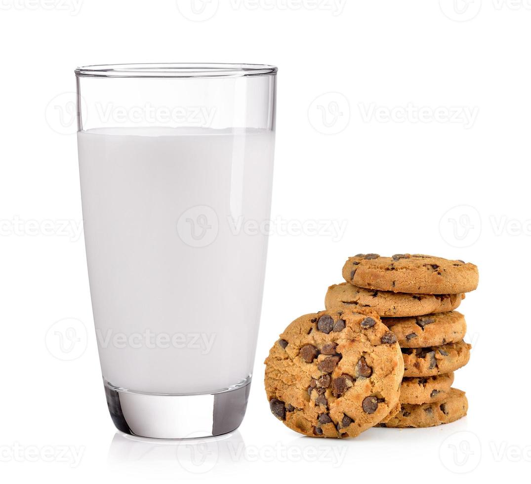 Milch- und Schokoladenkekse auf weißem Hintergrund foto