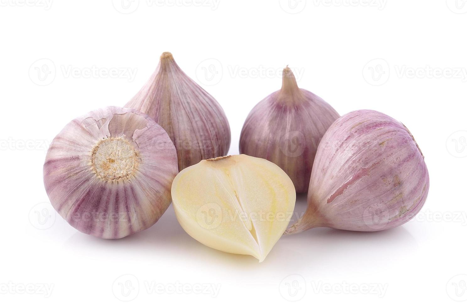 Knoblauch auf weißem Hintergrund foto