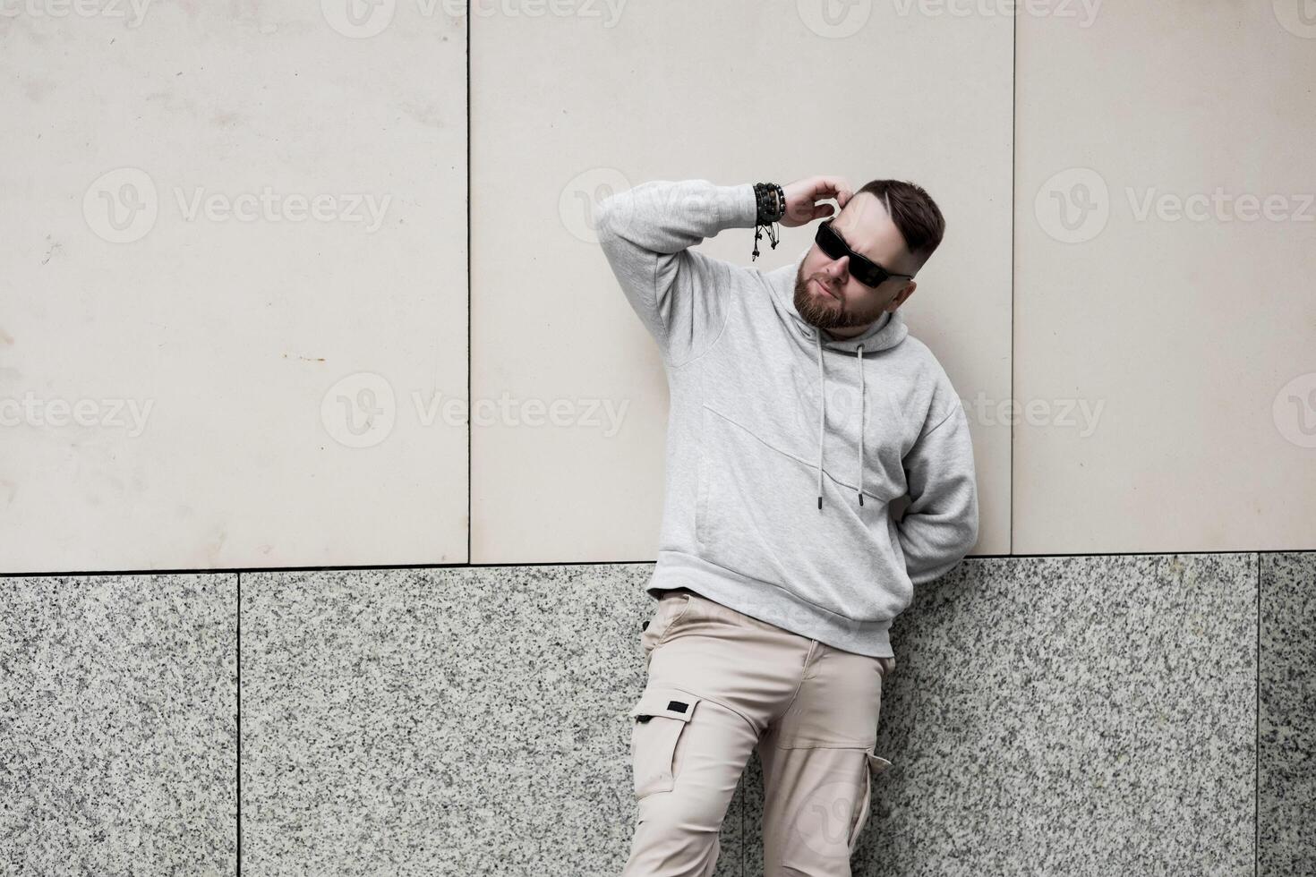 gut aussehend Mann im Sonnenbrille mit Bart foto