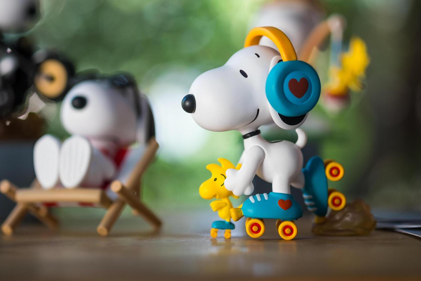 Bangkok, Thailand - - März 13, 2024 ein Spielzeug von Snoopy, Walze skaten, süß Spielzeug von Pop Mart das Beste freunde Serie zahlen foto