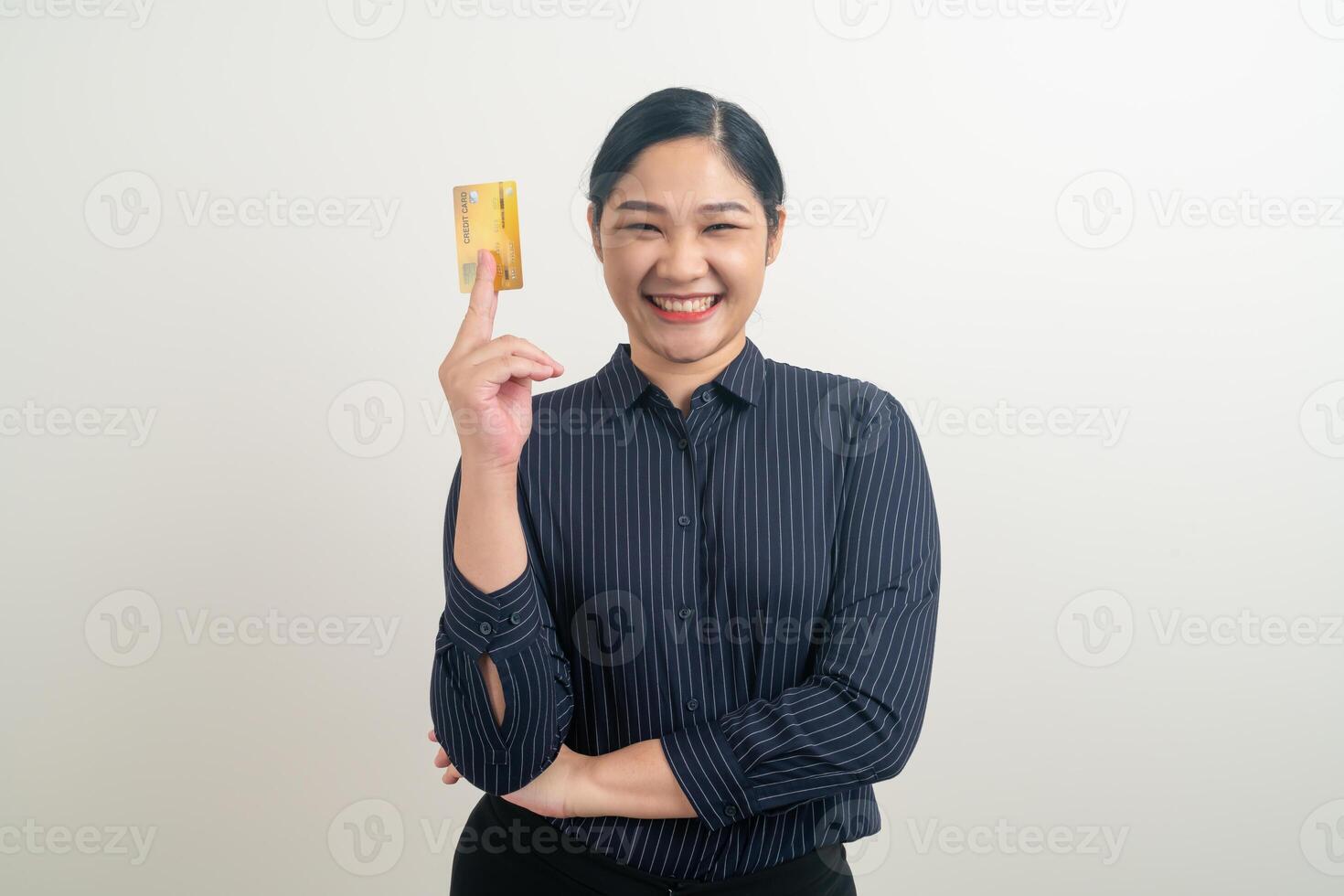 asiatische Frau mit Kreditkarte mit weißem Hintergrund foto