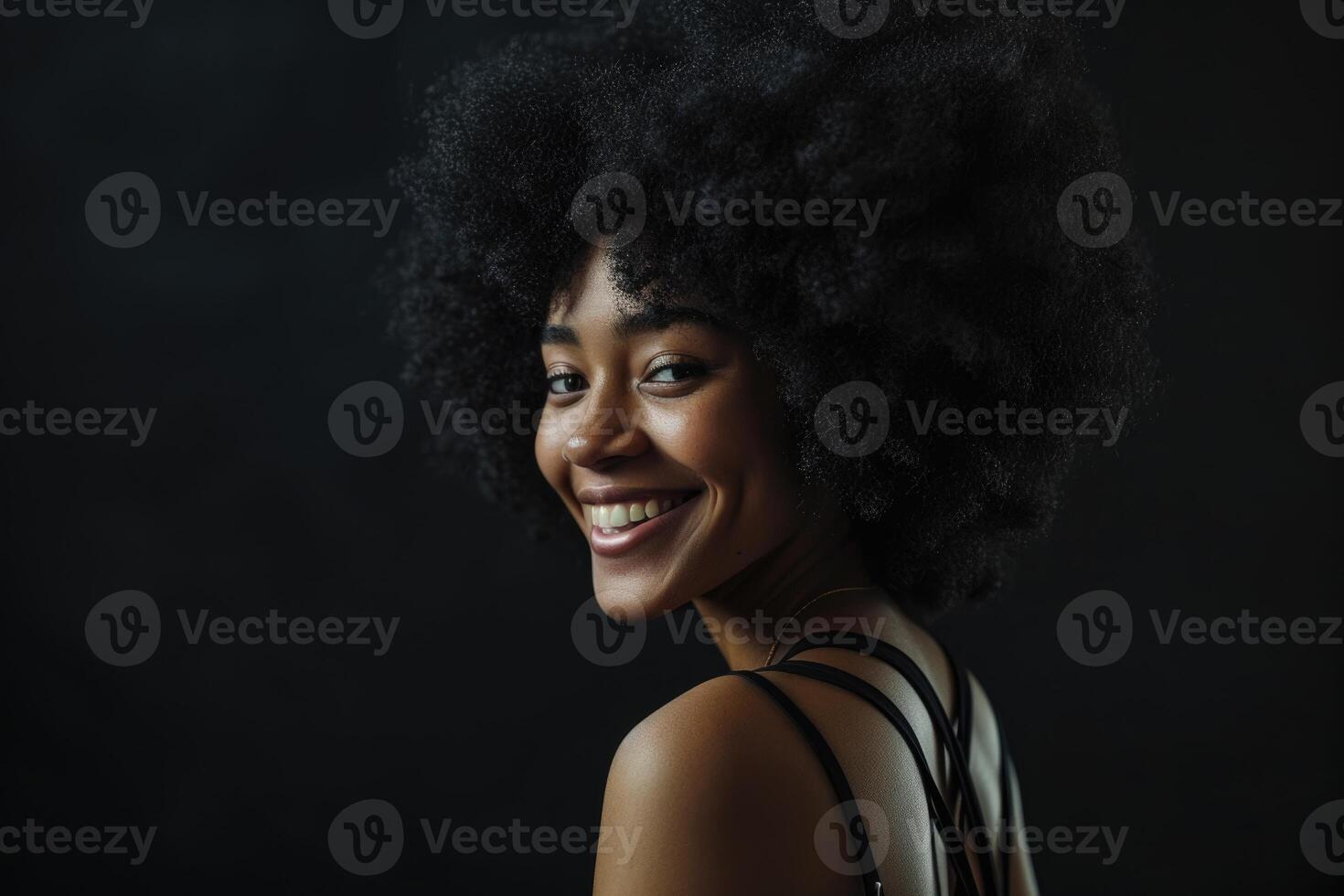 ai generiert lächelnd jung schwarz Frau mit afro Frisur im schwarz Kleid. foto