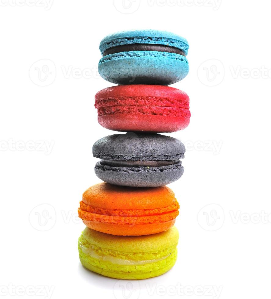 bunte Macarons lokalisiert auf weißem Hintergrund foto