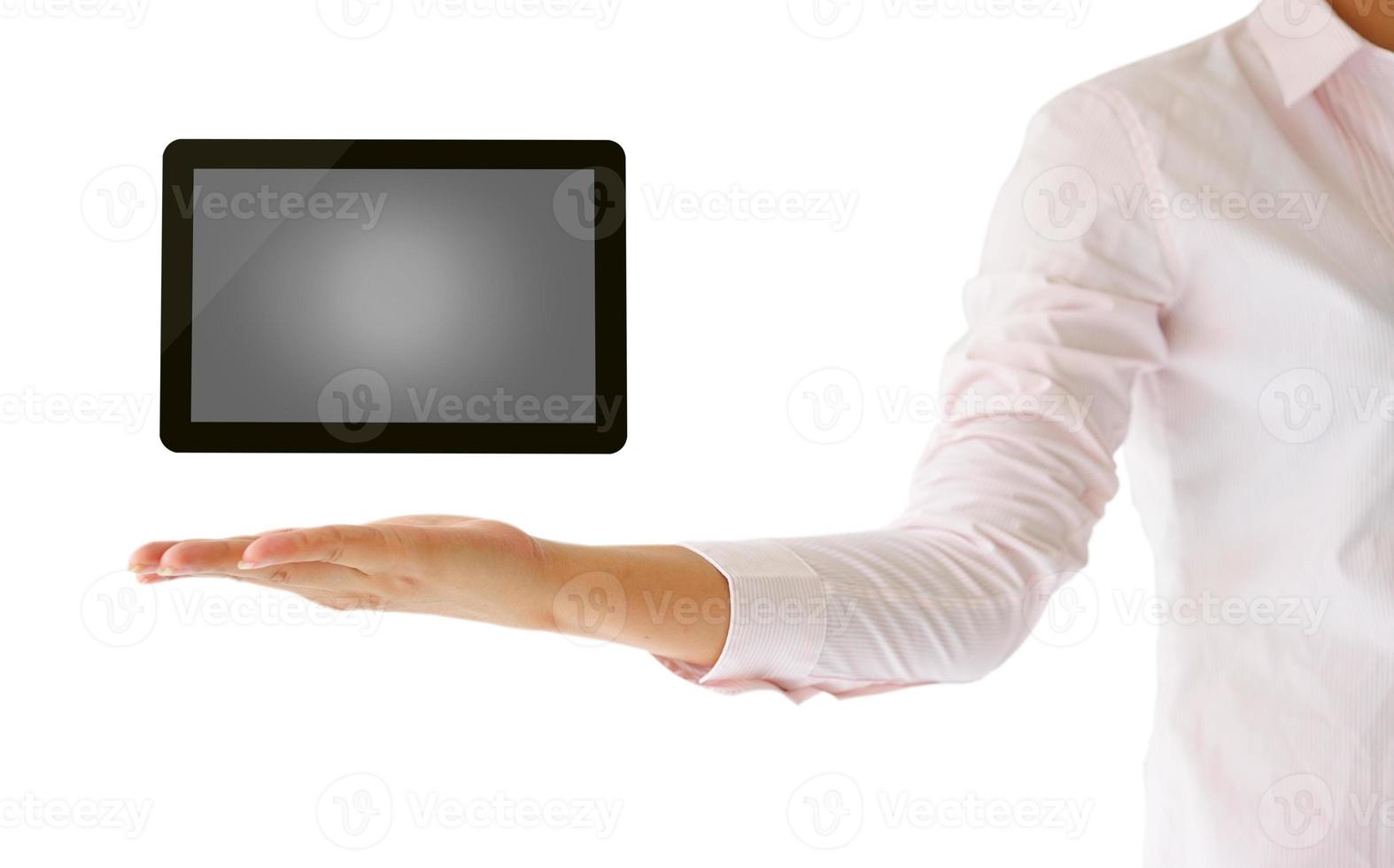 hält Tablet-Computer in der Hand auf weißem Hintergrund foto
