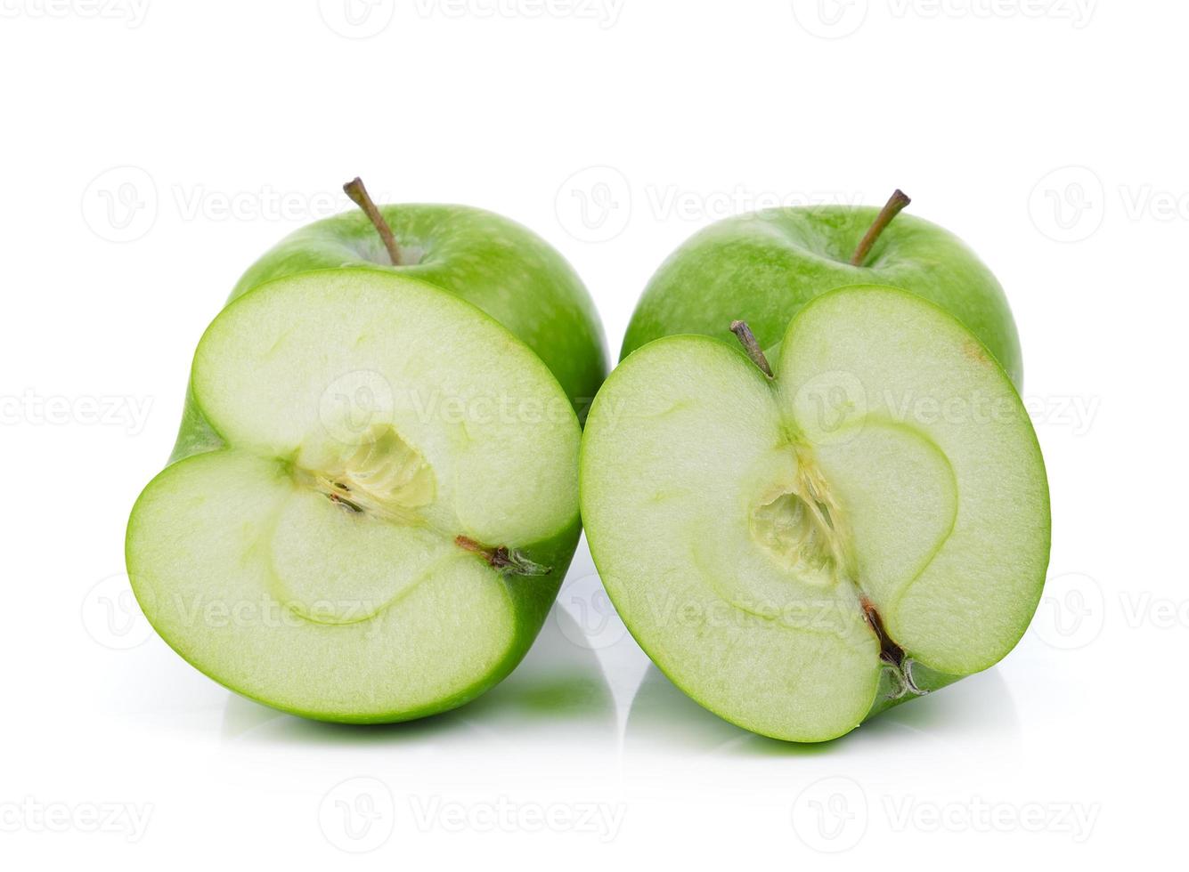 grüner Apfel auf weißem Hintergrund foto