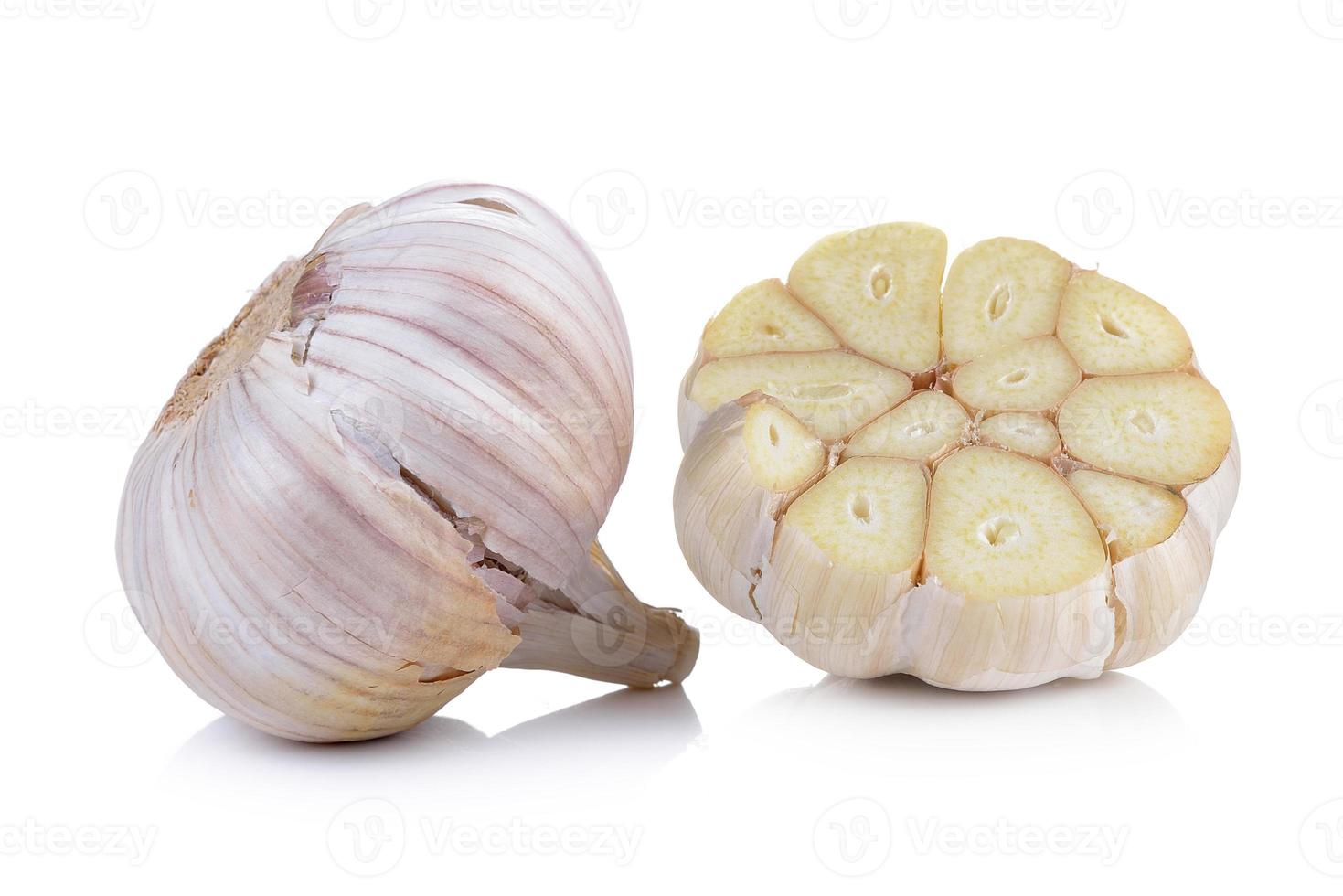 Knoblauch lokalisiert auf weißem Hintergrund foto