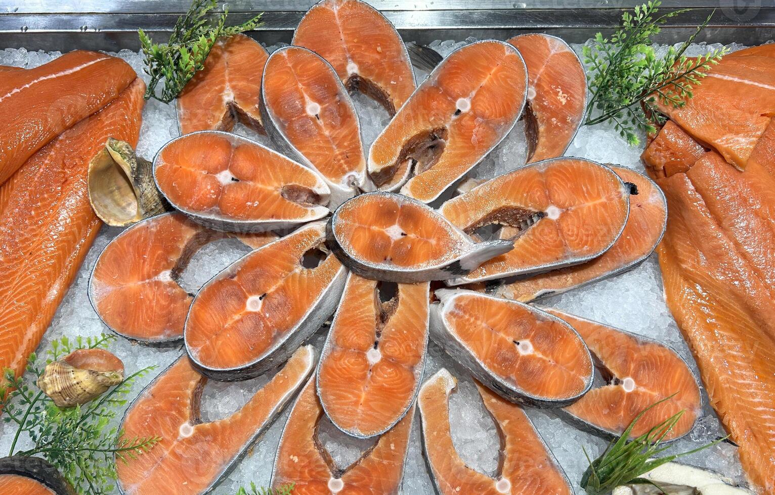 oben Aussicht frisch Lachs Steak, roh rot Fisch Filet auf Eis im ein Lebensmittelgeschäft Geschäft auf Anzeige. gekühlt Forelle auf Zähler im ein Fisch und Meeresfrüchte Markt. foto