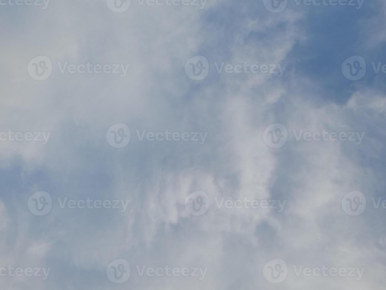 das Weiß Wolken auf das Blau Himmel sind perfekt zum das Hintergrund. Himmelslandschaft auf Lombok Insel, Indonesien foto