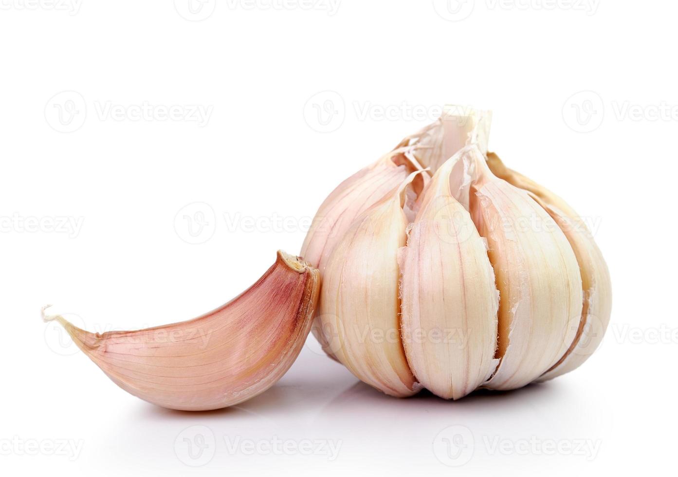 Knoblauch lokalisiert auf weißem Hintergrund foto