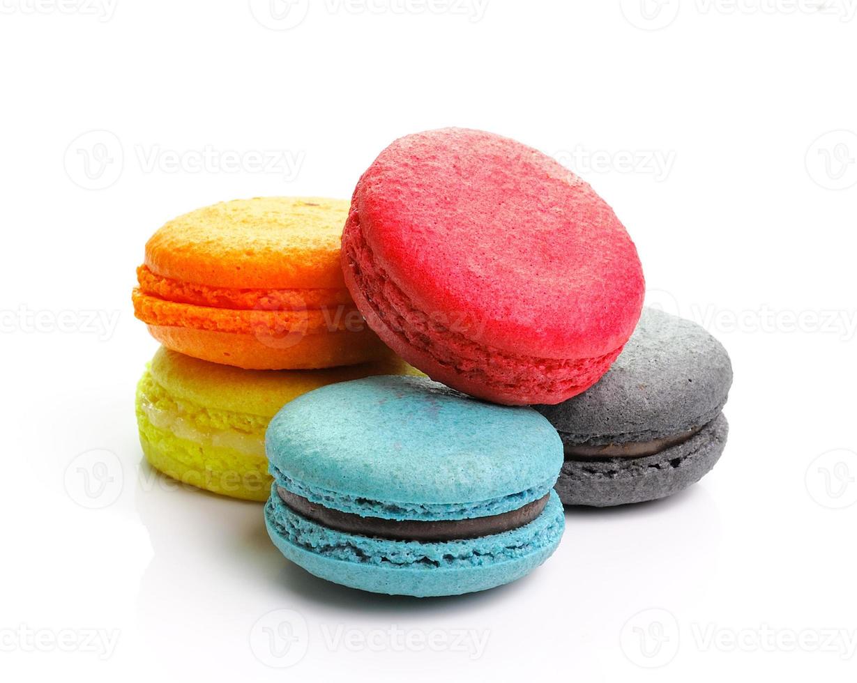 bunte Macarons lokalisiert auf weißem Hintergrund foto