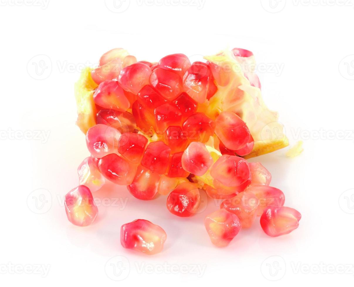 reife Granatapfelfrucht isoliert auf weißem Hintergrund foto