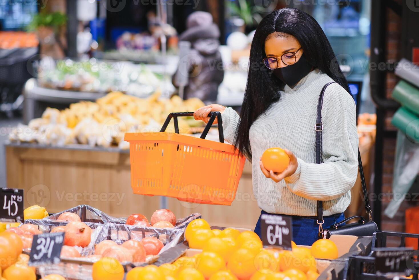 afrikanisch Frau tragen Einweg medizinisch Maske. Einkaufen im Supermarkt während Coronavirus Pandämie Ausbruch. Epidemie Zeit foto