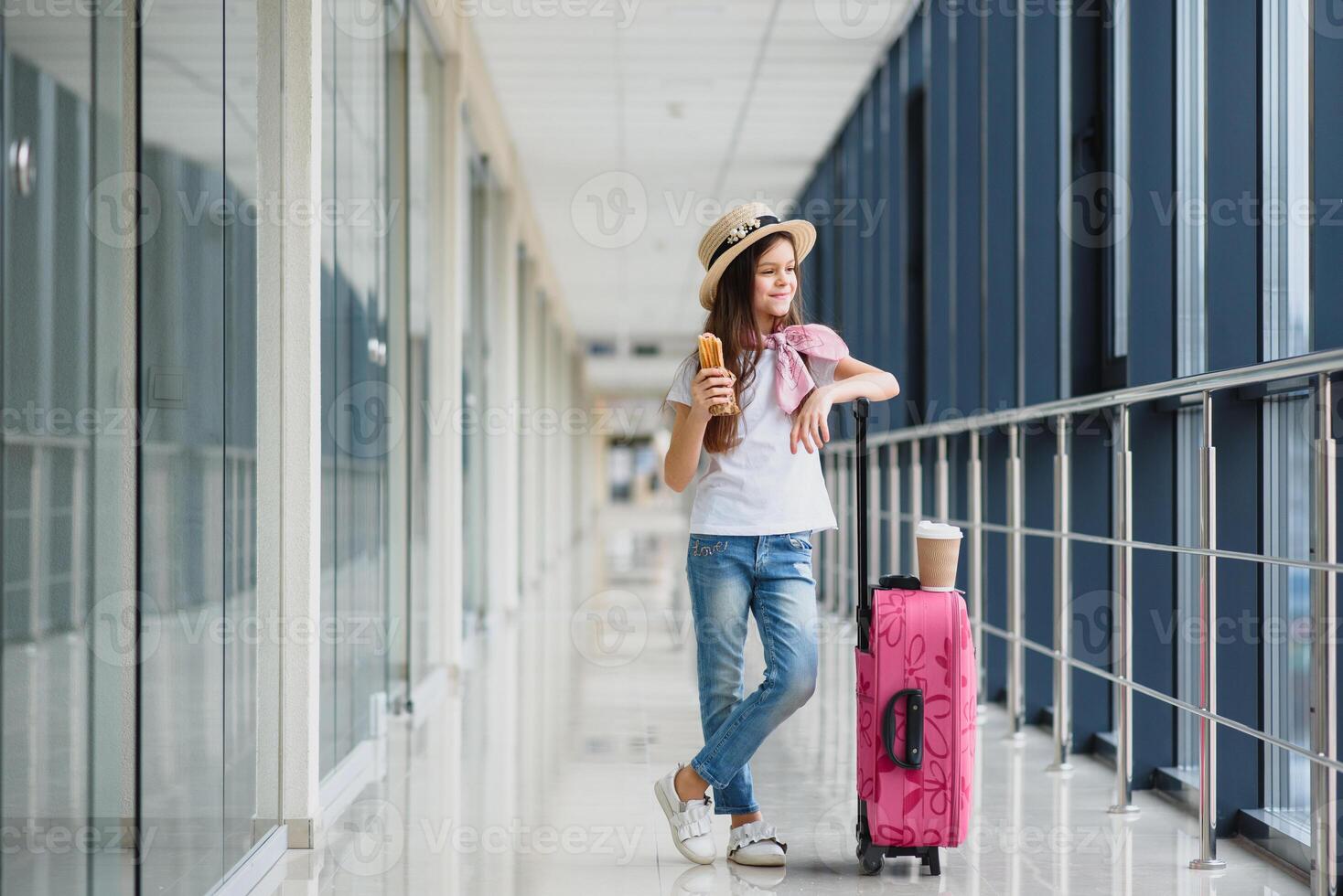 wenig bezaubernd Kind im Flughafen warten zum Einsteigen drinnen. bezaubernd wenig Mädchen beim Flughafen isst schnell Essen und Getränke Tee foto