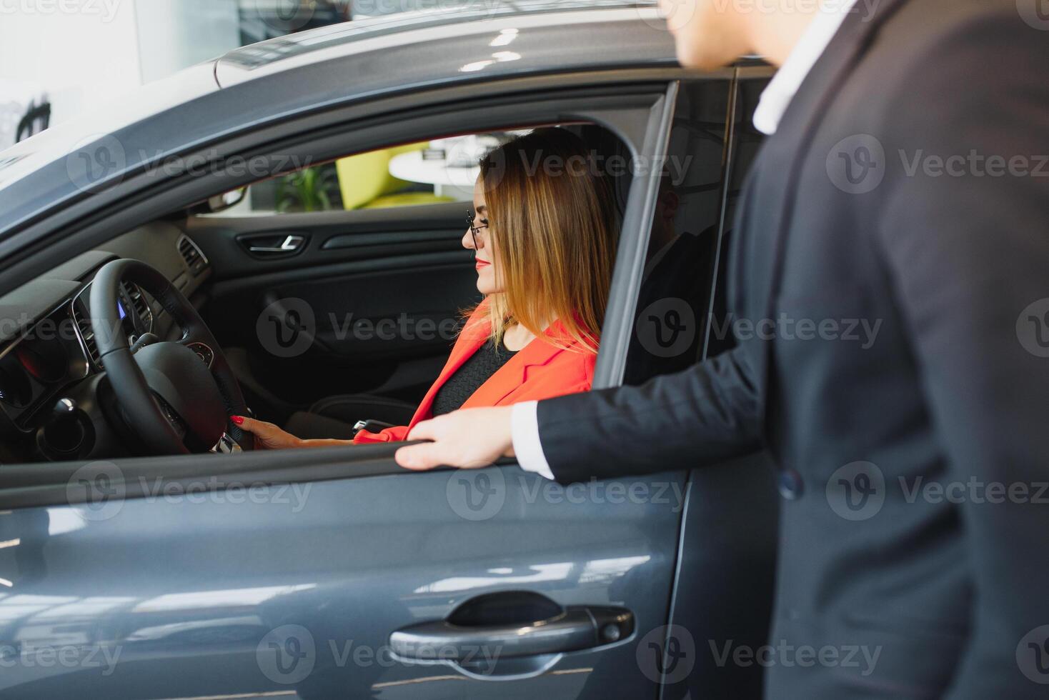 indisch Händler erklären Auto Eigenschaften zu Potenzial Kunde foto