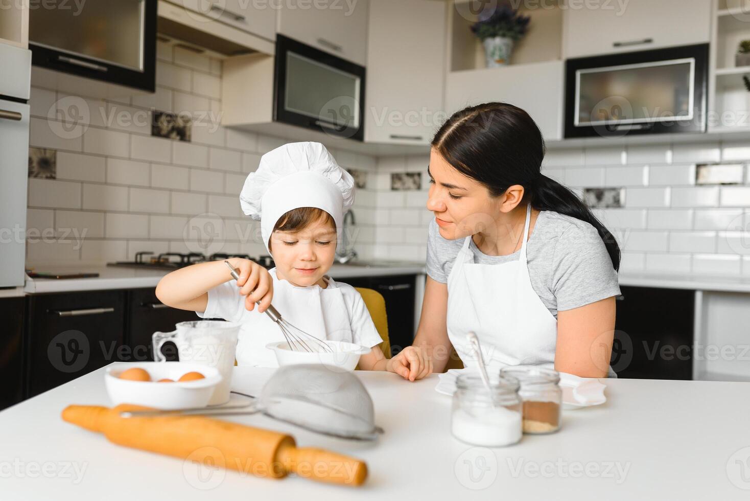 glücklich Familie. Mutter Lehren ihr Sohn Wie zu Kochen Kuchen Speisekarte im Morgen. gesund Lebensstil Konzept.. Backen Weihnachten Kuchen und Koch Konzept foto