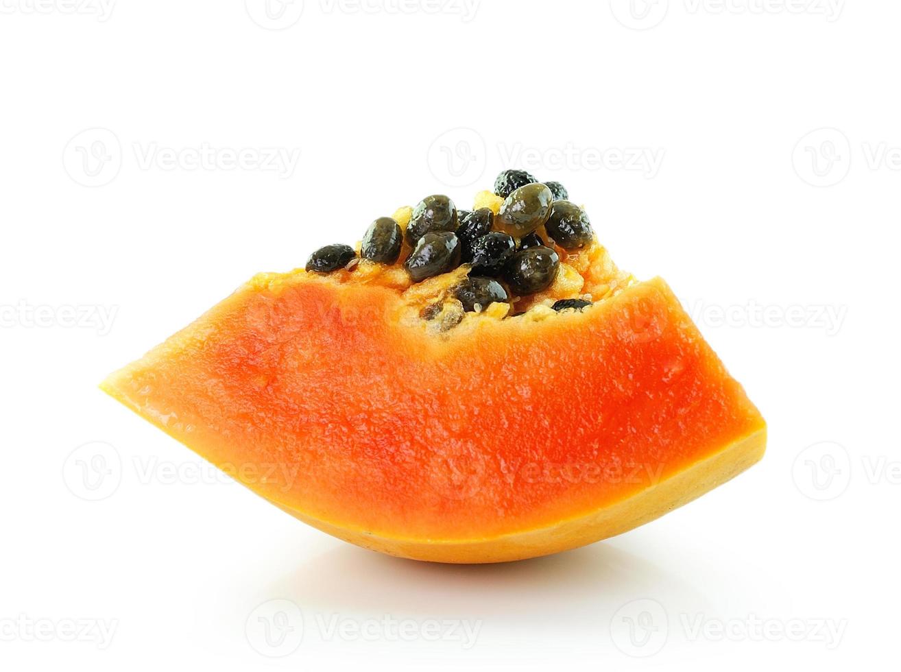frische reife saftige Papaya-Scheibe auf weißem Hintergrund foto