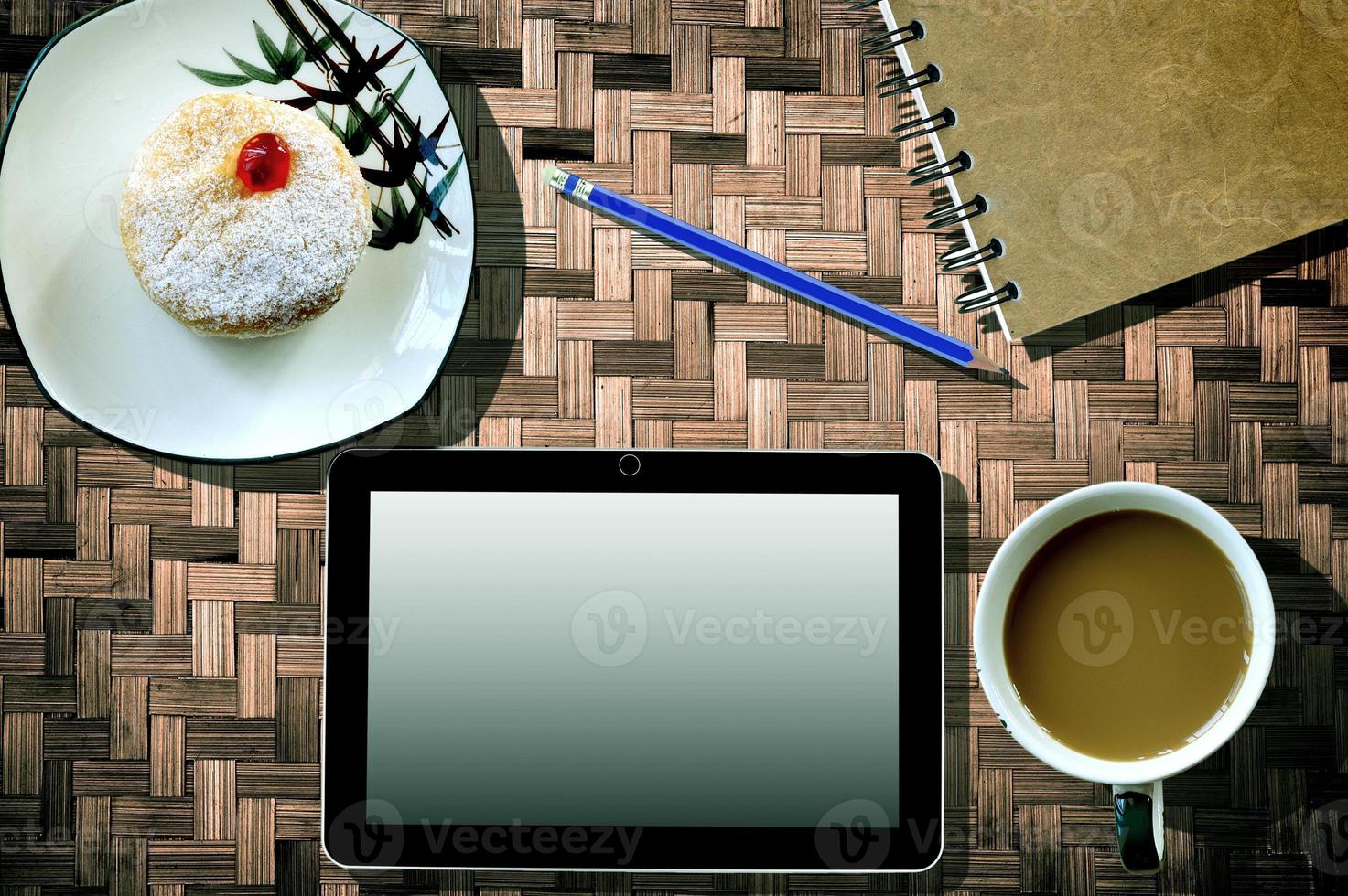 Kaffeetasse Notebook und Tablet-Computer auf Bambus foto