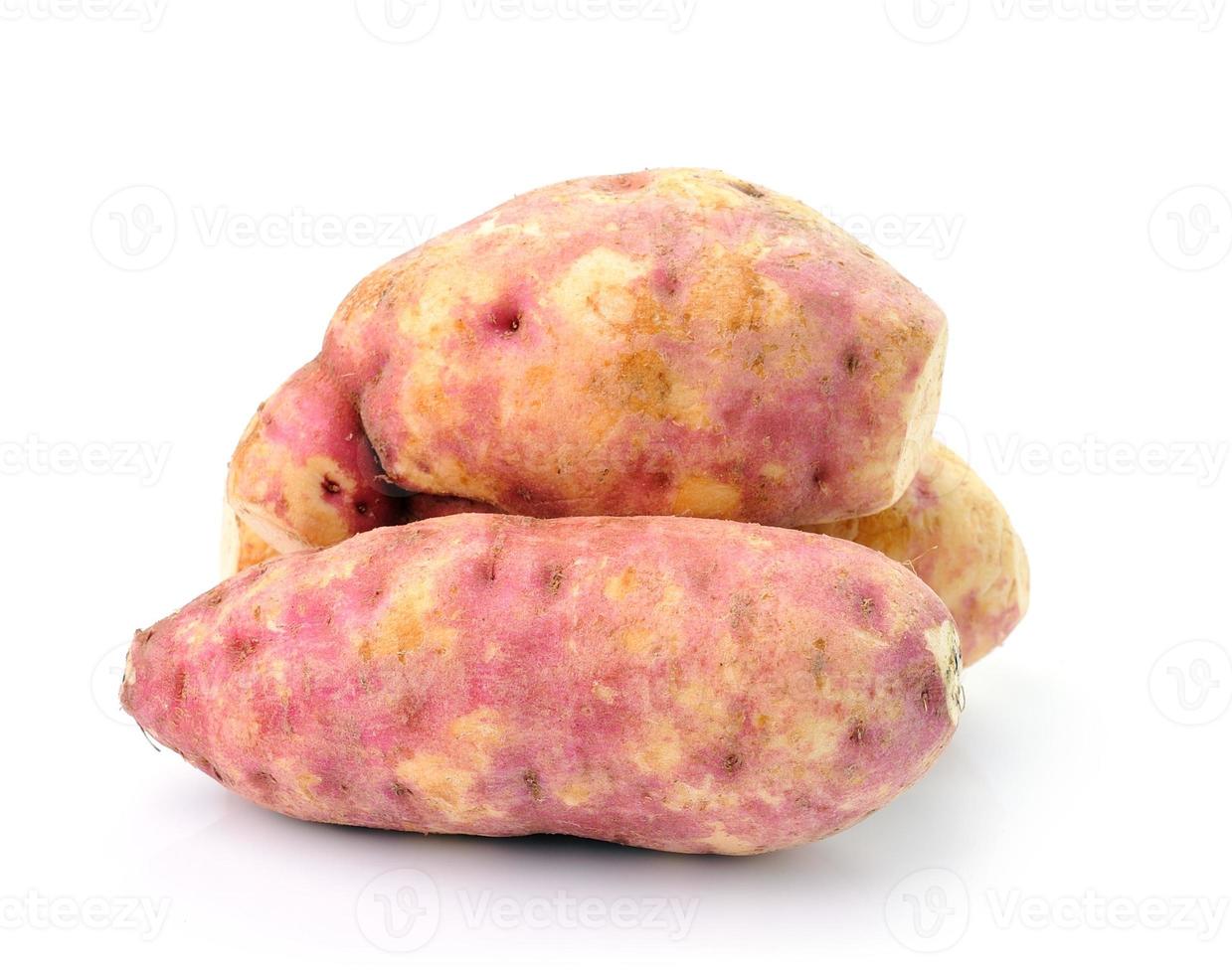 Süßkartoffel auf weißem Hintergrund foto