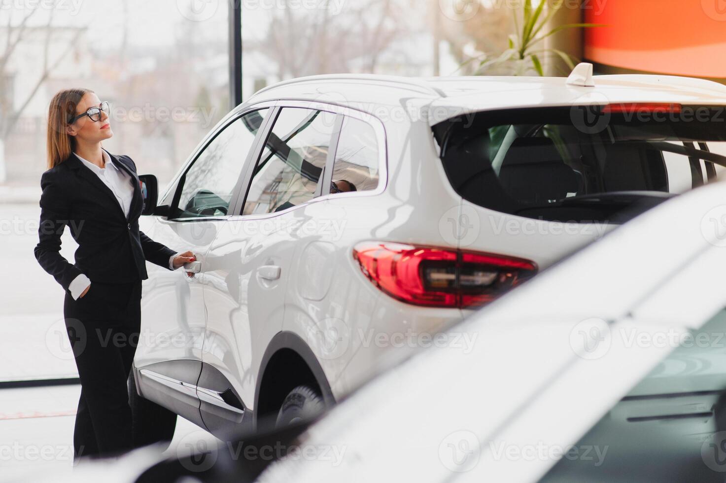 schön jung Frau kauft ein ein Auto im das Händler Saloon. foto