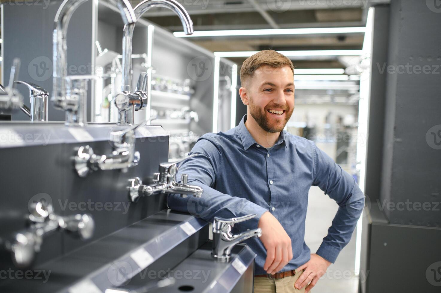 ein groß Auswahl von Wasser Wasserhähne. Mann wählt ein Produkte im ein sanitär Ware Geschäft foto