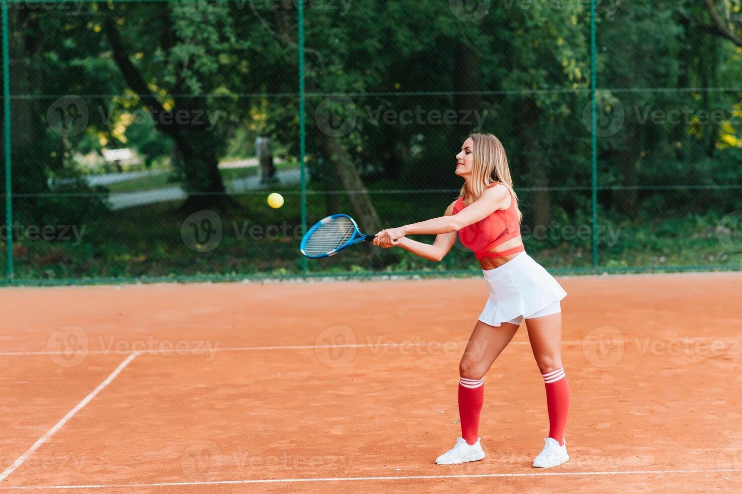 Frau im Sportbekleidung Theaterstücke Tennis beim Wettbewerb foto