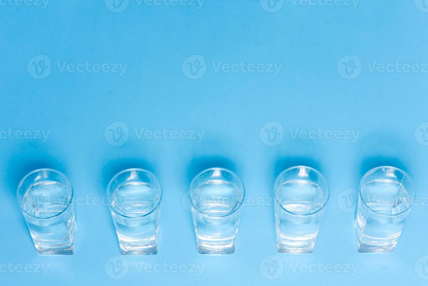 oben von Aussicht von trinken Brille mit Wasser, Ernährung und Gesundheitswesen Konzept, Ernährung und Gesundheitswesen Konzept auf Weiß Hintergrund foto