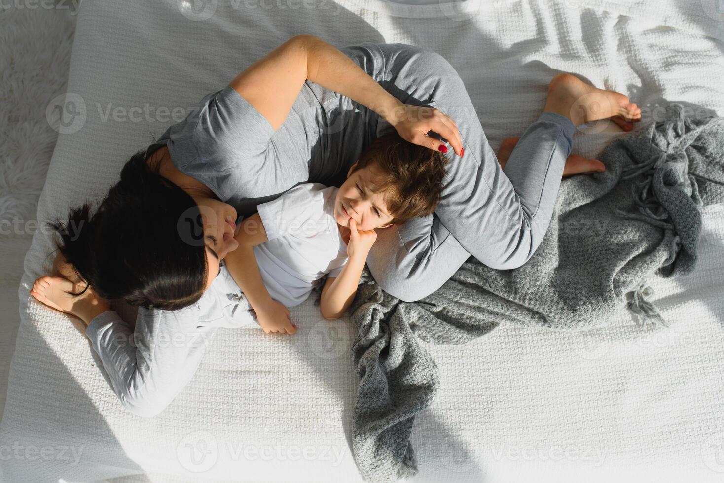 Mutter spielen mit ihr wenig süß Sohn im das Morgen im Schlafzimmer. glücklich Familie Zeit. foto