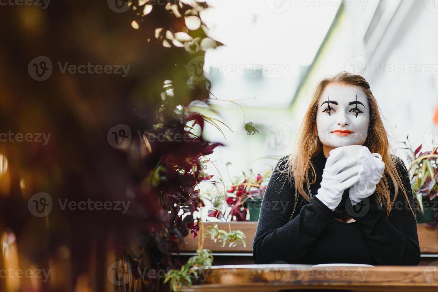 Mime Komiker Trinken Kaffee. Mädchen Mime Getränke Kaffee im Paris. foto