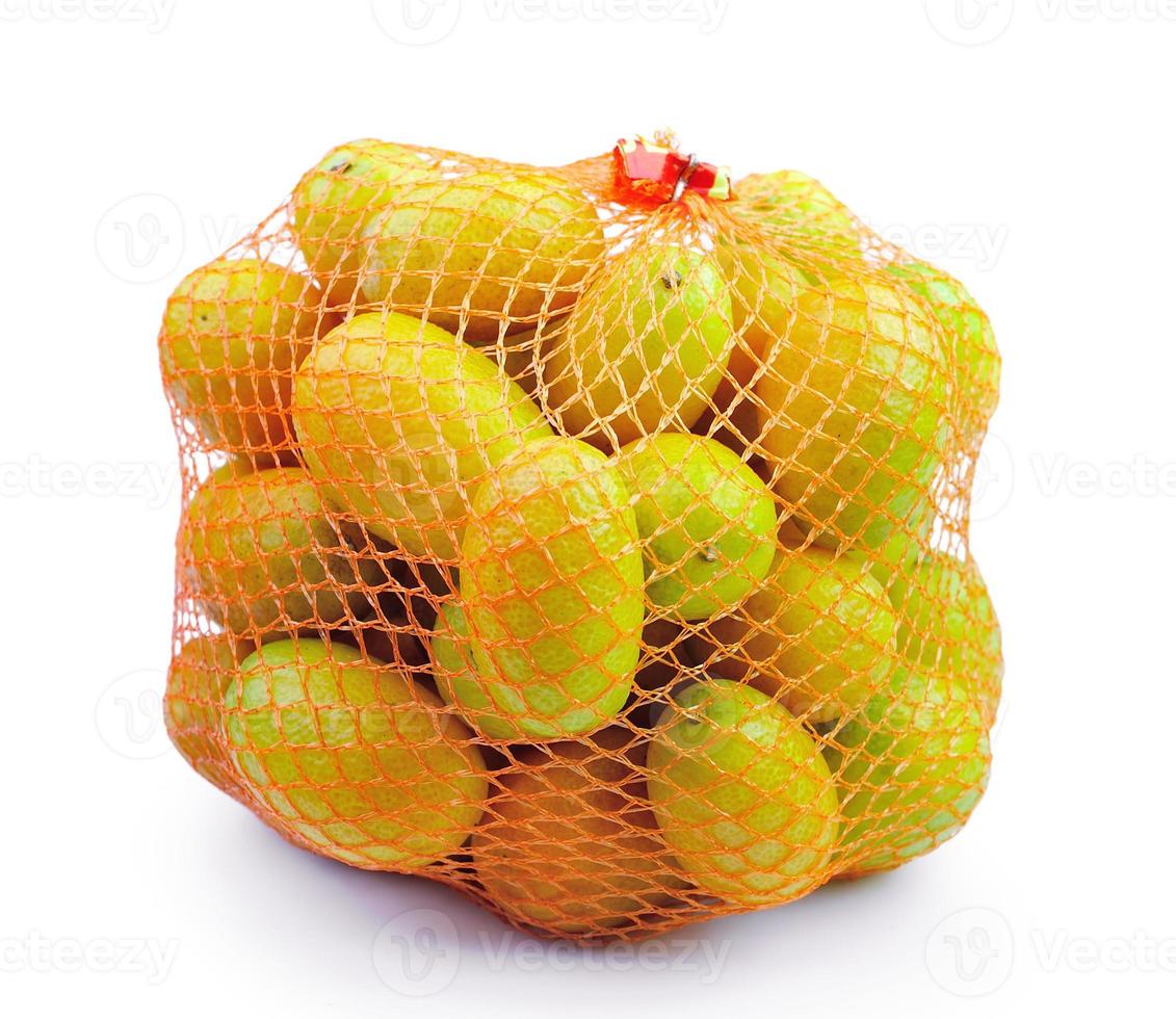 frische Orange im Plastiknetzsack auf weißem Hintergrund foto