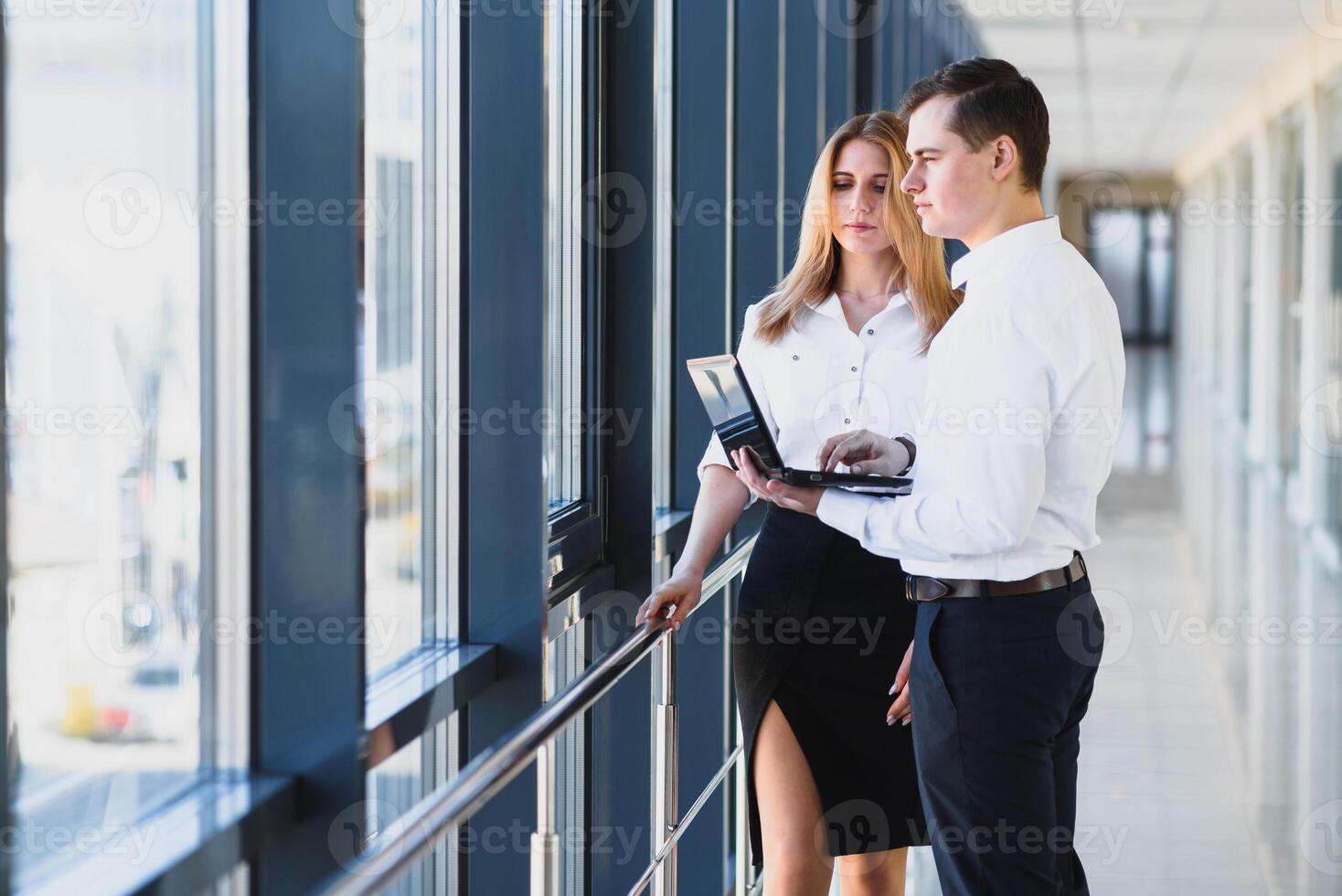 Büro Geschäft Partner Show Information Daten Statistiken online. Boss und Sekretär oder Assistent Arbeit wie Team. Fragen Meinung von Kollege. Geschäftsmann halt Laptop Surfen Internet mit Kollege. foto