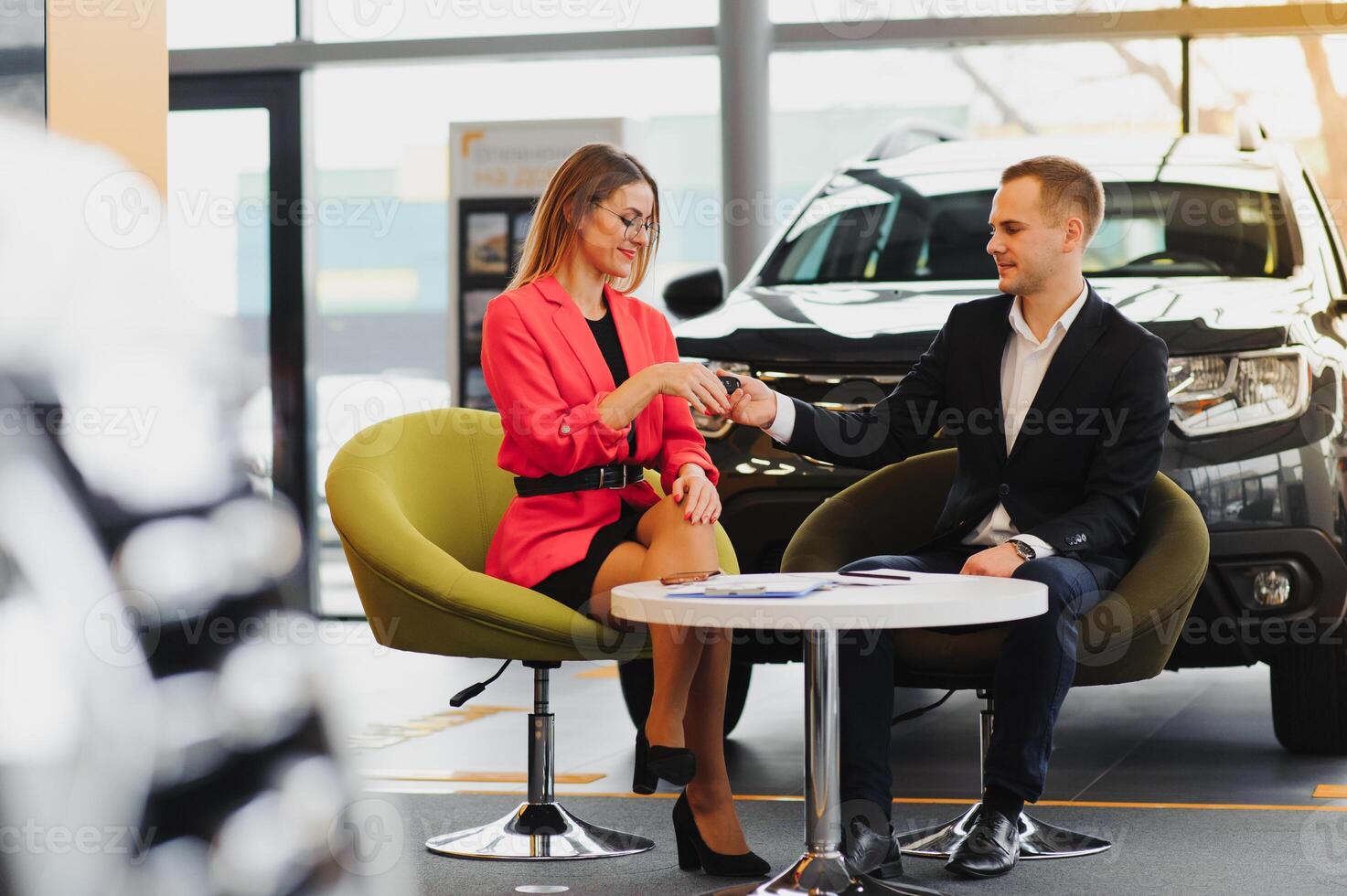 schön jung Frau kauft ein ein Auto im das Händler Saloon. foto