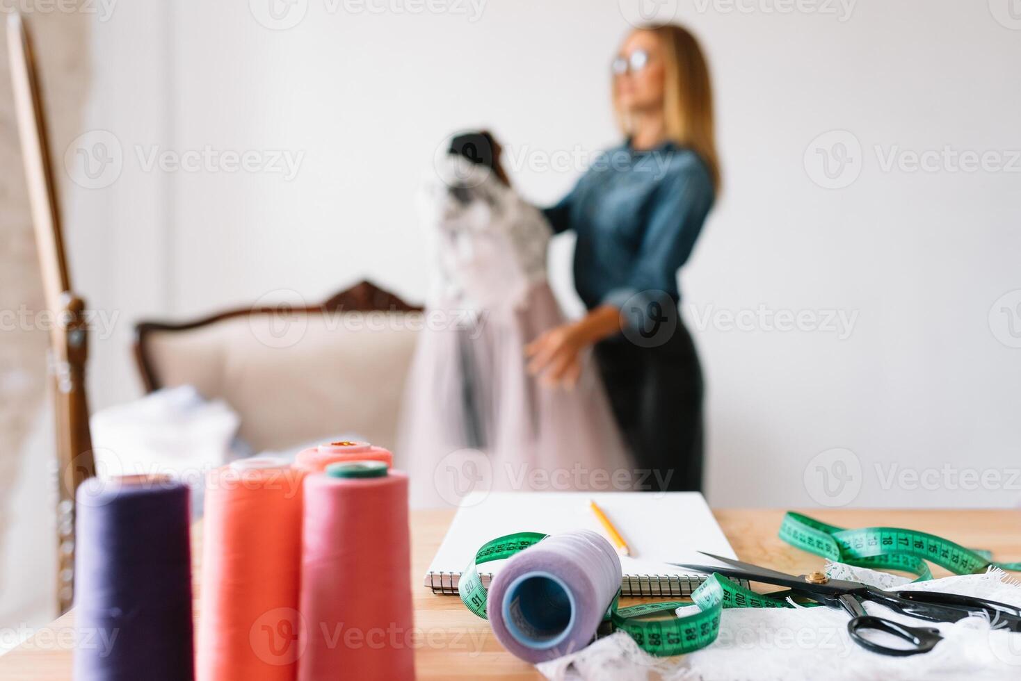 Mode Designer Arbeiten im das Studio foto