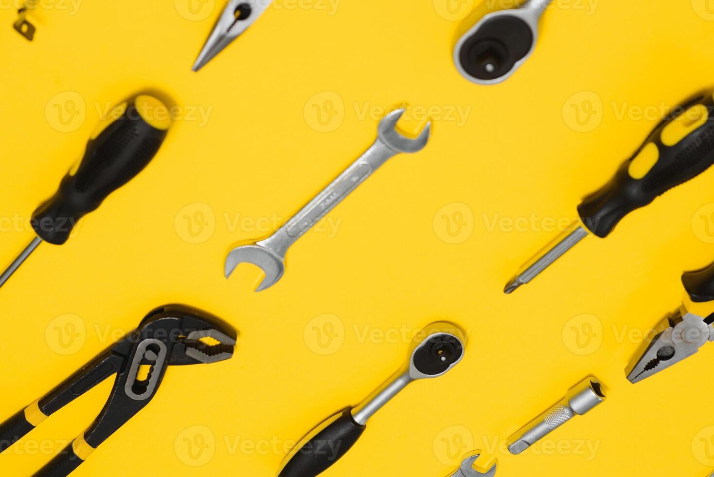 einstellen von verschiedene Konstruktion Werkzeug. Werkzeuge zum Zuhause Reparatur. Arbeit beim ein Konstruktion Seite? ˅. auf ein Gelb Hintergrund. rundweg. Flatlay foto