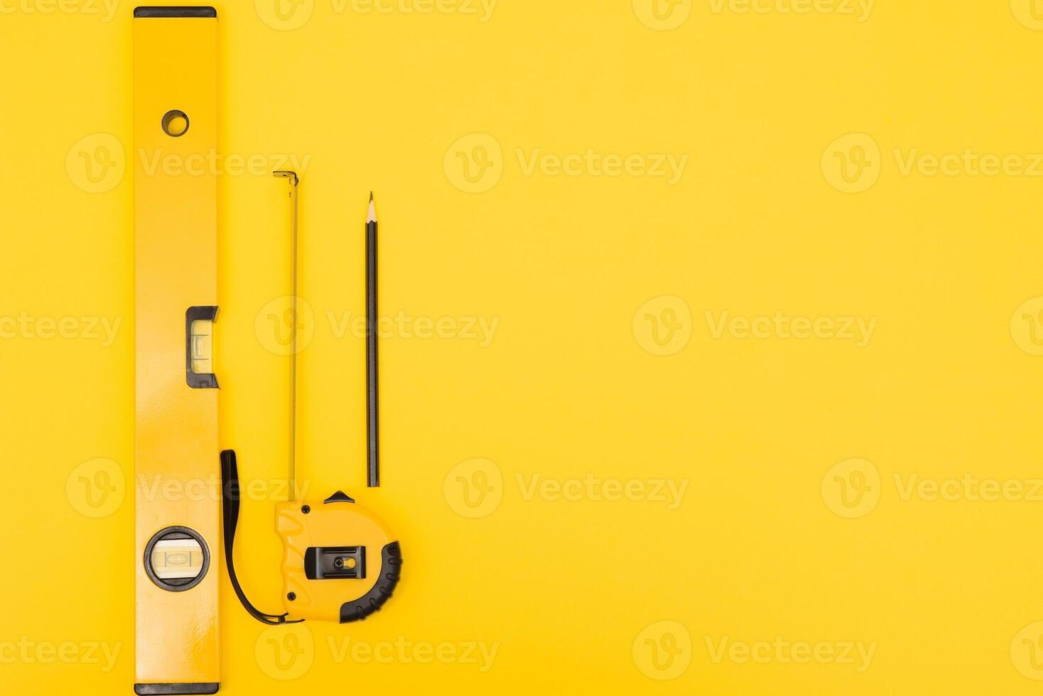 Werkzeuge oben Aussicht auf Gelb Hintergrund. Zange, öffnen Schraubenschlüssel, Schraubendreher und Klammer Gewehr eben legen mit Kopieren Raum foto