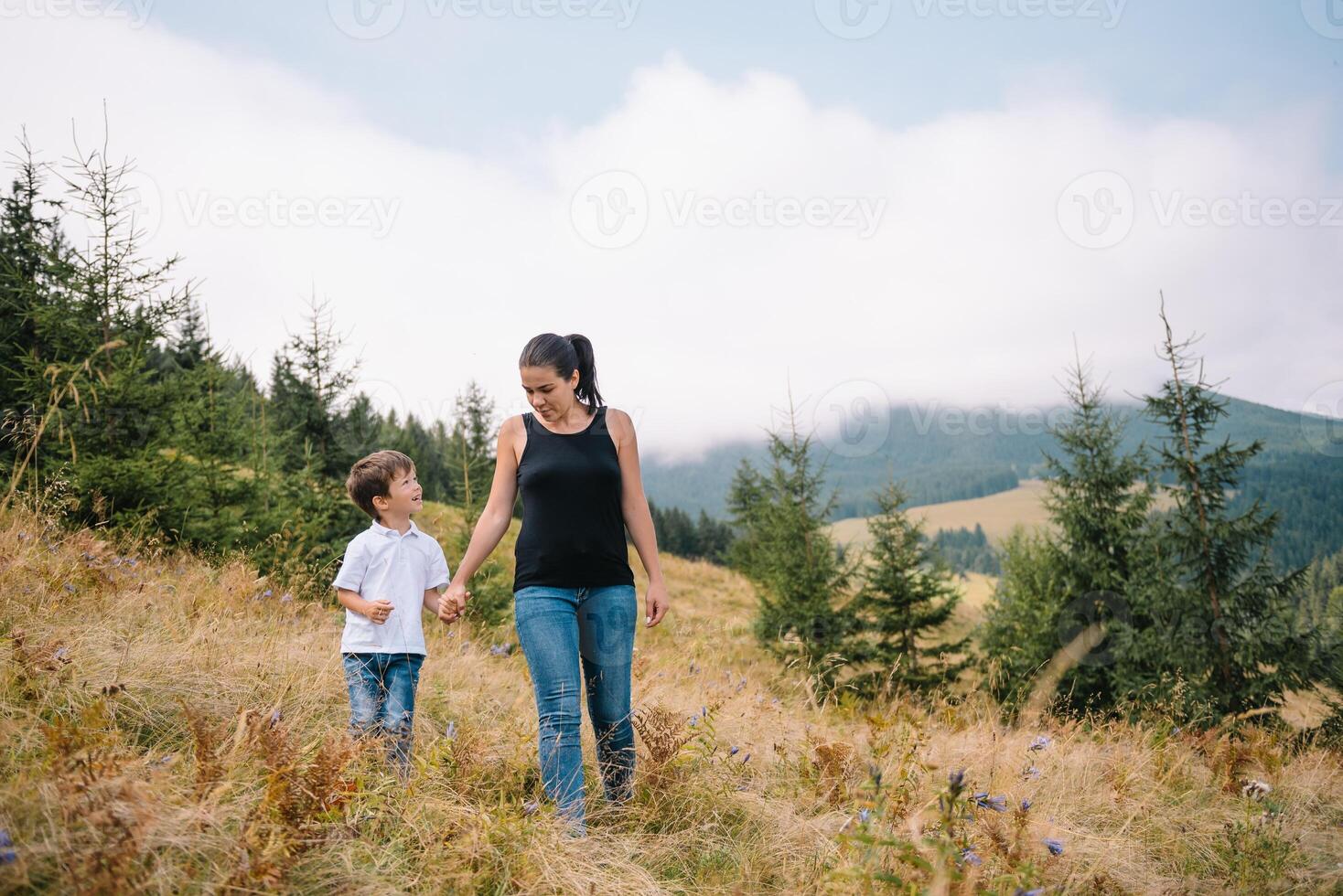 jung Mama mit Baby Junge Reisen. Mutter auf Wandern Abenteuer mit Kind, Familie Ausflug im Berge. National Park. Wanderung mit Kinder. aktiv Sommer- Feiertage. foto