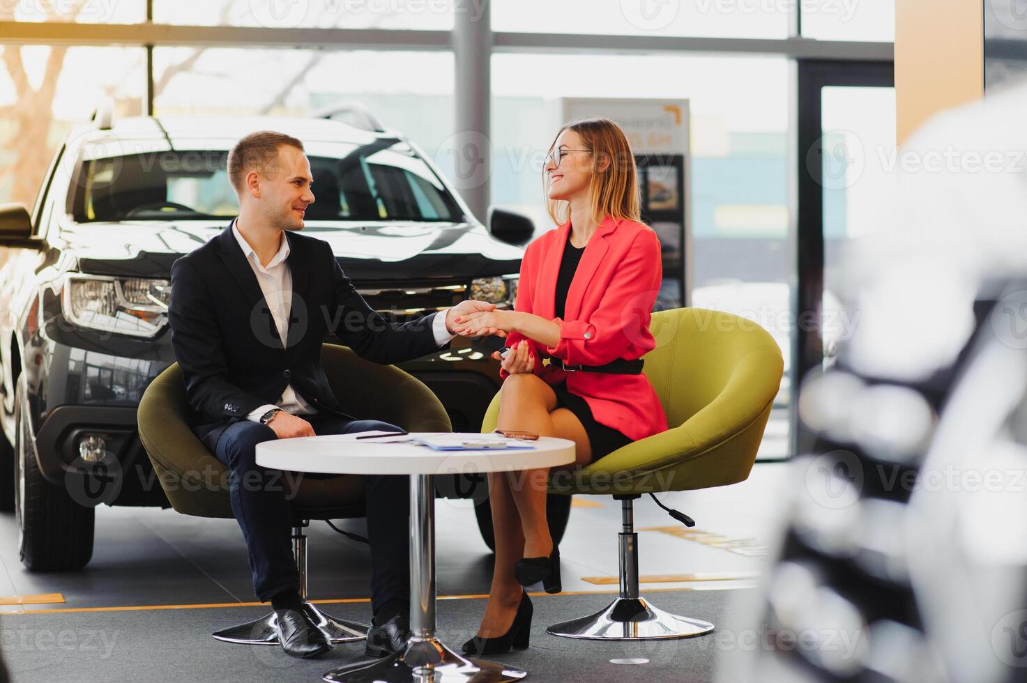 Auto Händler Der Umsatz Person beim Arbeit Konzept. Porträt von jung Der Umsatz Vertreter tragen formal tragen Anzug, zeigen Fahrzeuge beim Automobil Ausstellungsstück Center. schließen hoch, Kopieren Raum, Hintergrund. foto