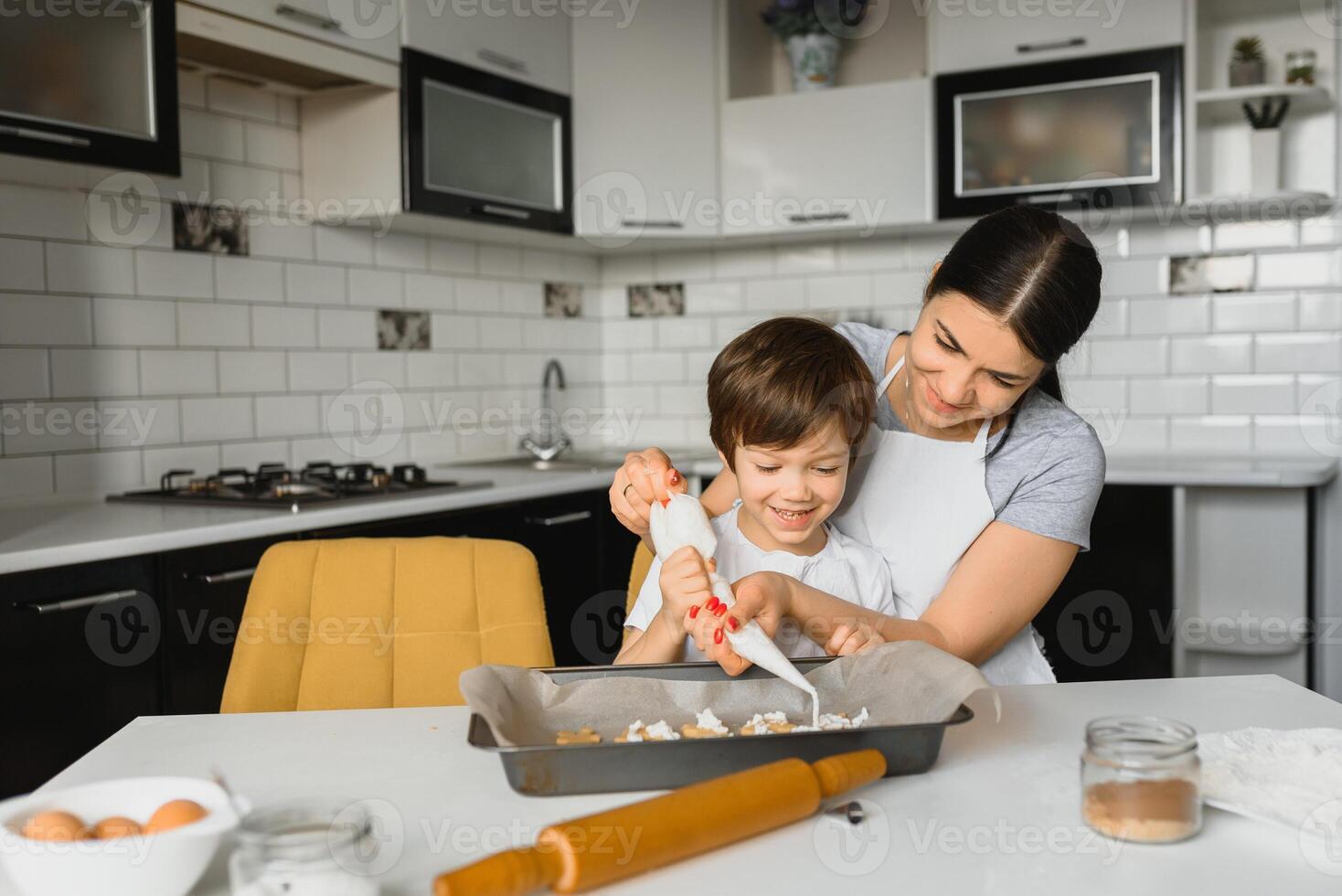 glücklich Familie. Mutter Lehren ihr Sohn Wie zu Kochen Kuchen Speisekarte im Morgen. gesund Lebensstil Konzept.. Backen Weihnachten Kuchen und Koch Konzept foto