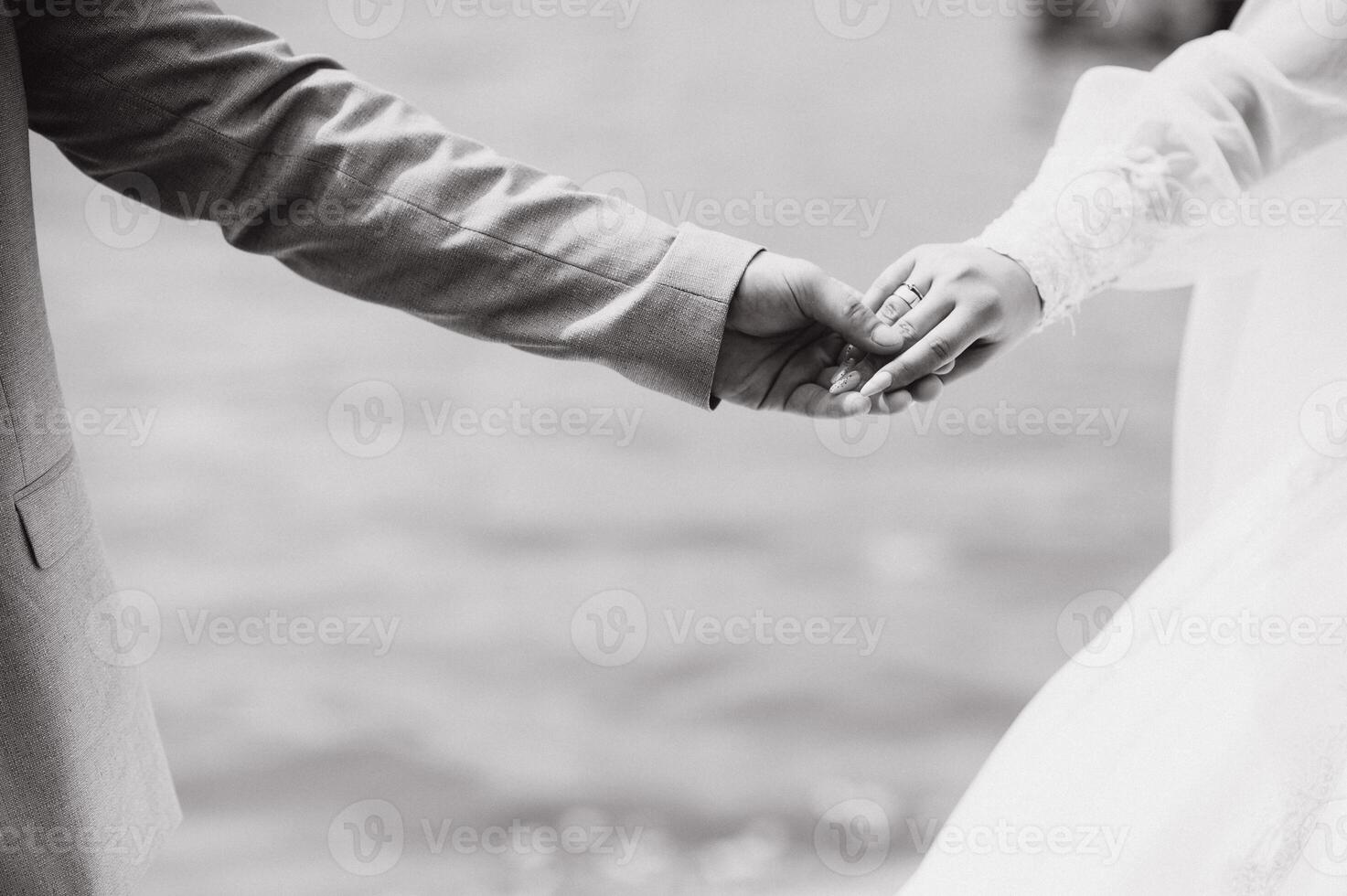 Hochzeit Thema, halten Hände Jungvermählten foto