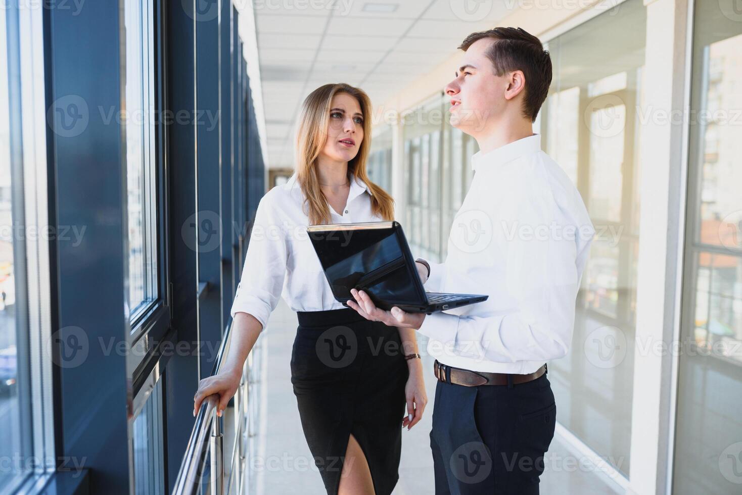 Büro Geschäft Partner Show Information Daten Statistiken online. Boss und Sekretär oder Assistent Arbeit wie Team. Fragen Meinung von Kollege. Geschäftsmann halt Laptop Surfen Internet mit Kollege. foto