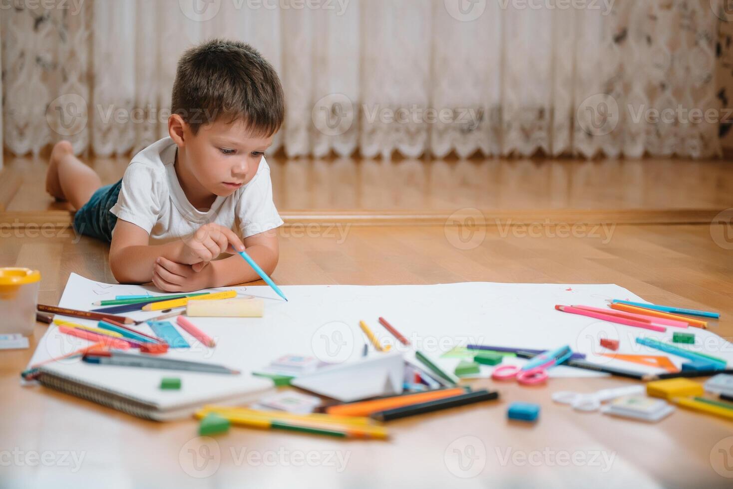 Kinder Zeichnung auf Fußboden auf Papier. Vorschule Junge und Mädchen abspielen auf Fußboden mit lehrreich Spielzeuge - - Blöcke, Zug, Eisenbahn, Ebene. Spielzeuge zum Vorschule und Kindergarten. Kinder beim Zuhause oder Kindertagesstätte. foto