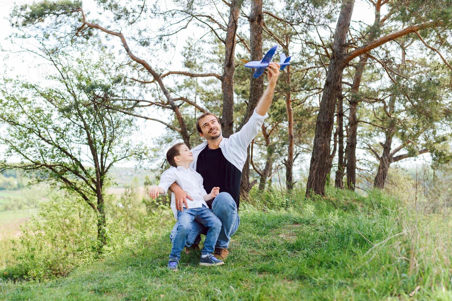 glücklich Zeit mit Vater. Familie Spaß Konzept. bärtig Mann und süß Sohn Kinder lächeln. Frühling Zeit gehen mit Vater. foto